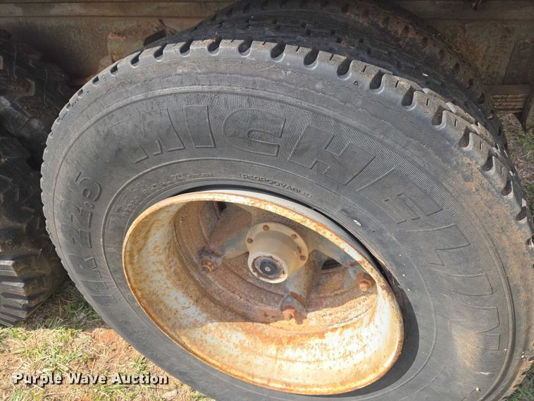 image for item ET5204 1972 Chevrolet C60 grain truck
