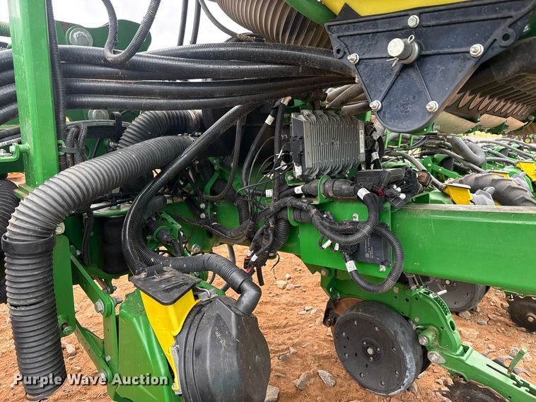 image for item ET6048 2018 John Deere 1725C Exact Emerge planter