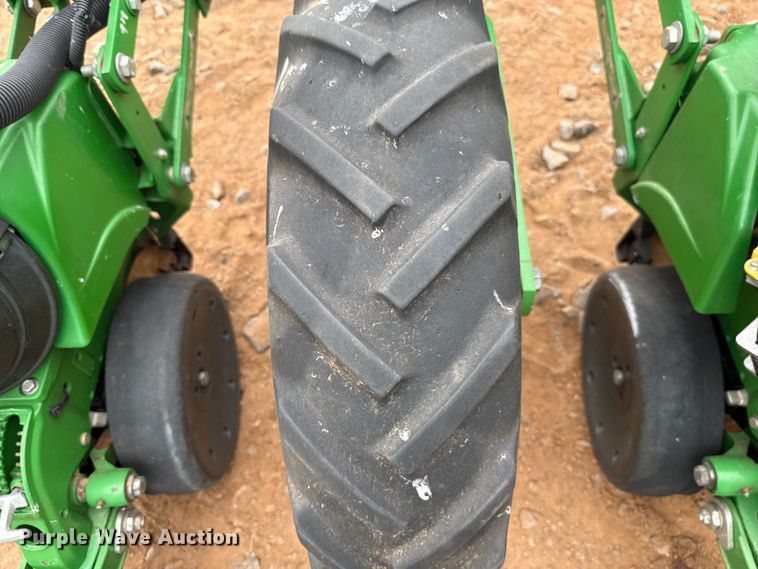 image for item ET6048 2018 John Deere 1725C Exact Emerge planter