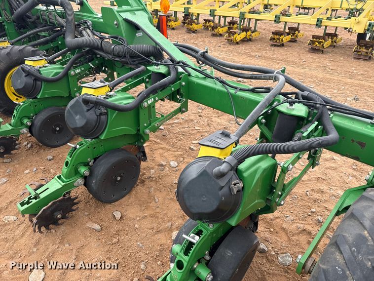 image for item ET6049 2018 John Deere 1725C Exact Emerge planter