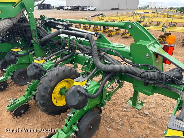 image for item ET6049 2018 John Deere 1725C Exact Emerge planter