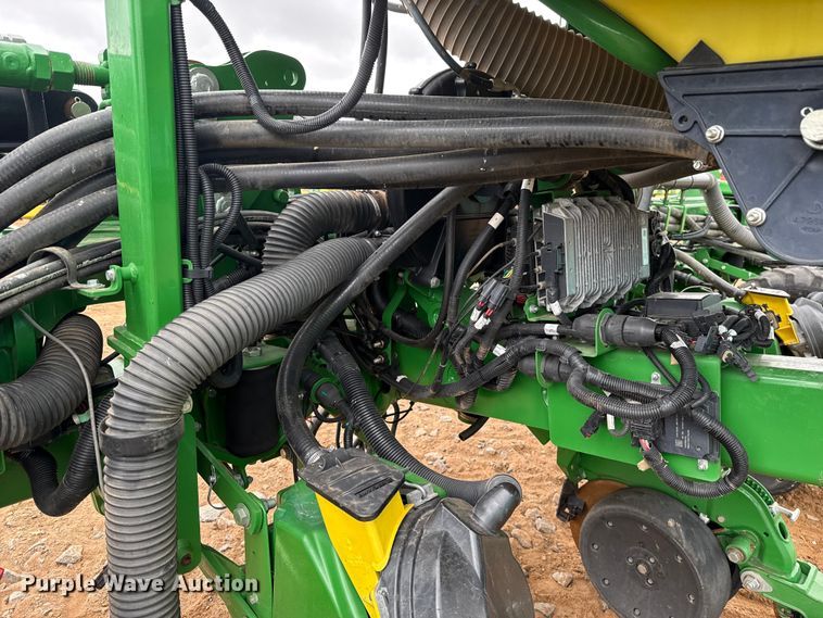image for item ET6049 2018 John Deere 1725C Exact Emerge planter