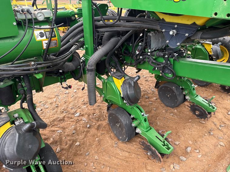 image for item ET6049 2018 John Deere 1725C Exact Emerge planter