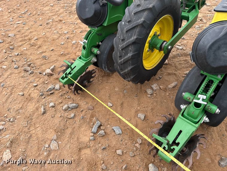 image for item ET6049 2018 John Deere 1725C Exact Emerge planter