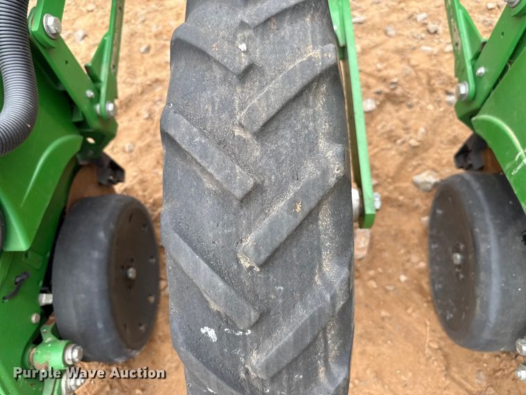 image for item ET6049 2018 John Deere 1725C Exact Emerge planter