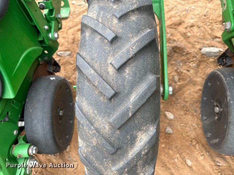 image for item ET6049 2018 John Deere 1725C Exact Emerge planter