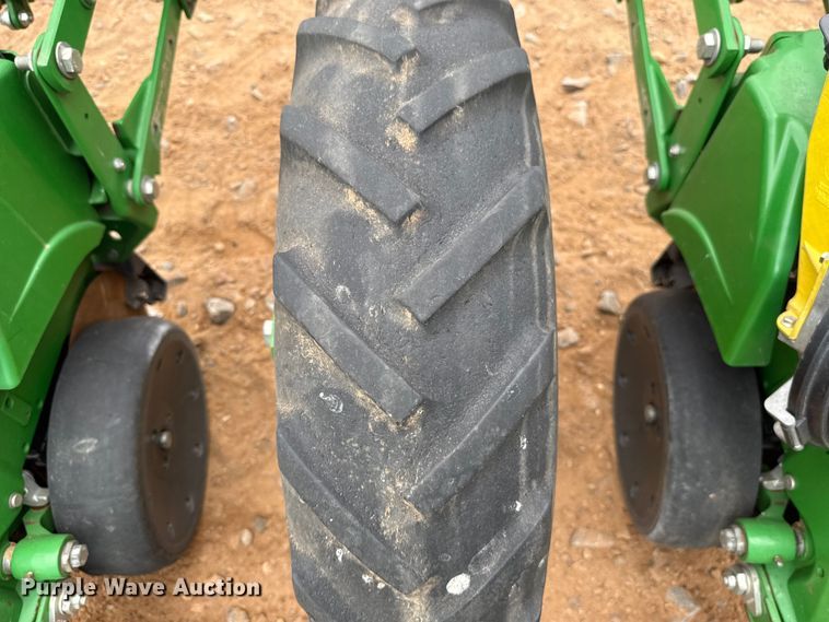 image for item ET6049 2018 John Deere 1725C Exact Emerge planter