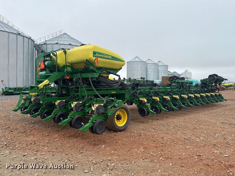 image for item ET6050 2015 John Deere DB120 planter