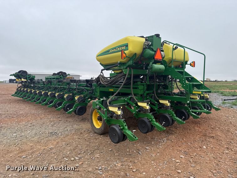 image for item ET6050 2015 John Deere DB120 planter