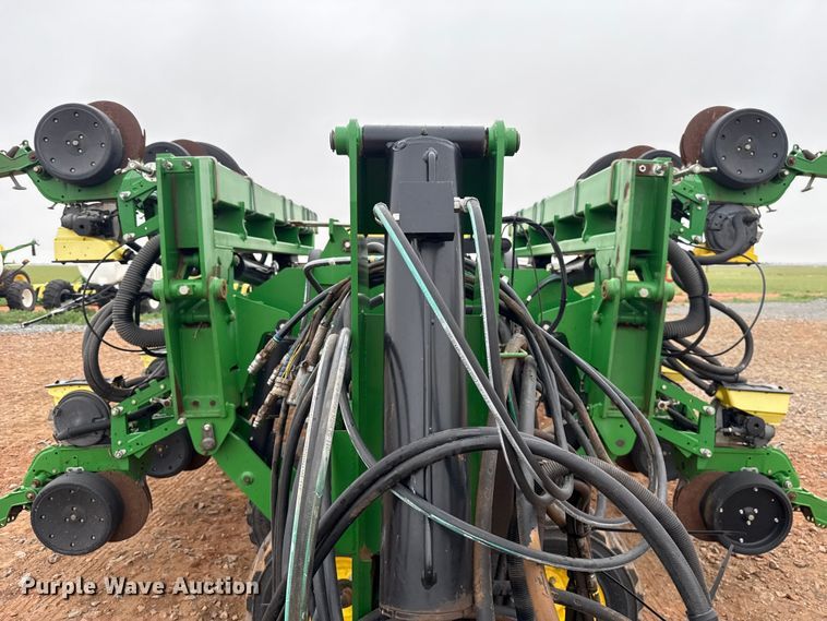 image for item ET6050 2015 John Deere DB120 planter