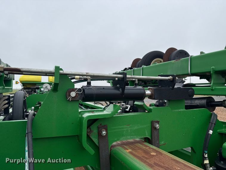 image for item ET6050 2015 John Deere DB120 planter