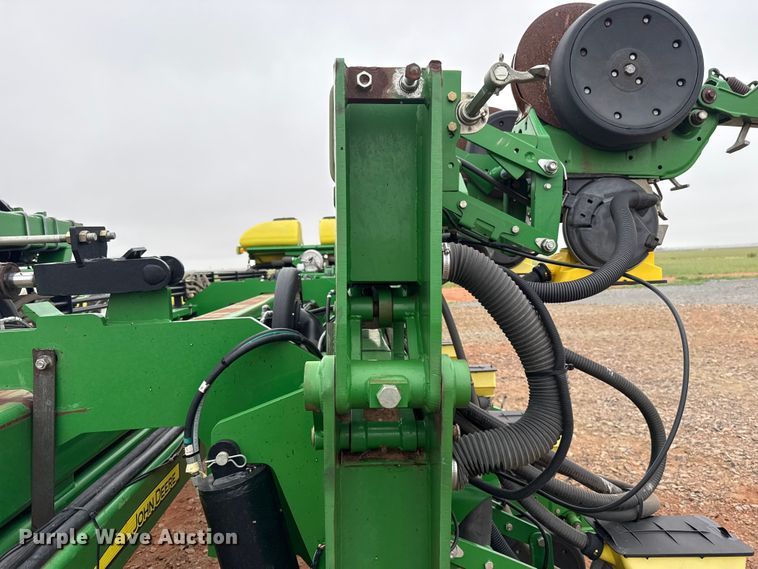 image for item ET6050 2015 John Deere DB120 planter