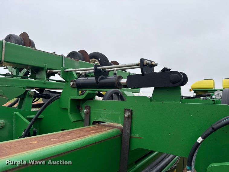 image for item ET6050 2015 John Deere DB120 planter