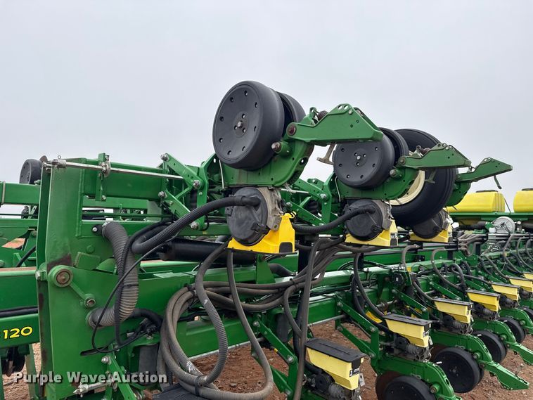 image for item ET6050 2015 John Deere DB120 planter