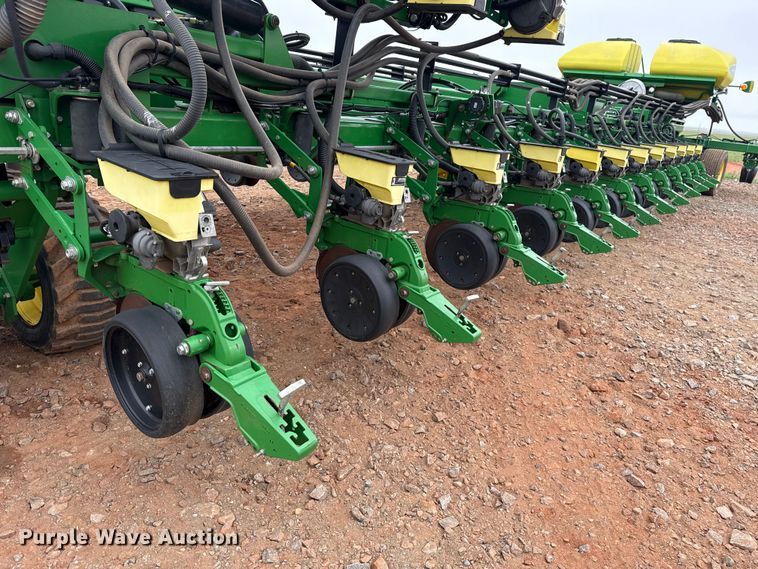 image for item ET6050 2015 John Deere DB120 planter