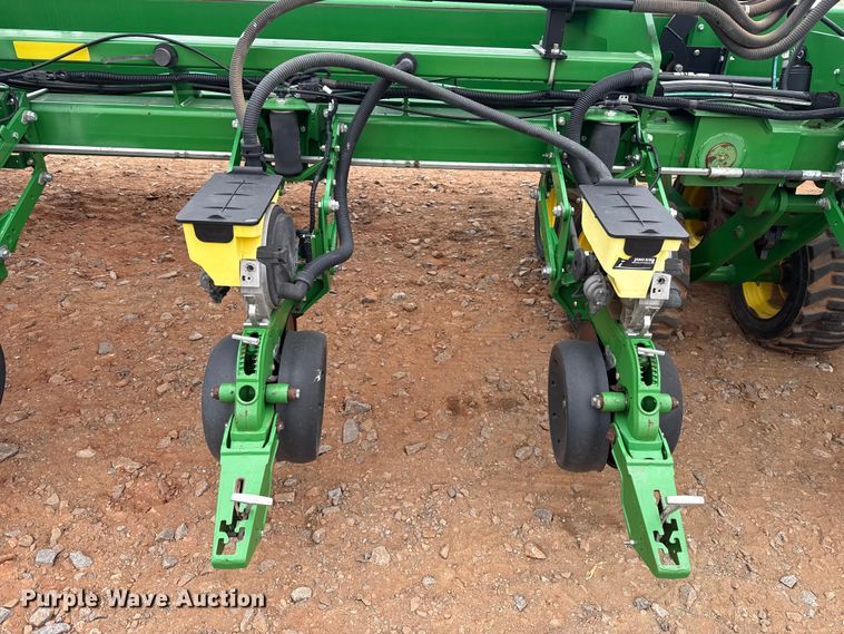 image for item ET6050 2015 John Deere DB120 planter
