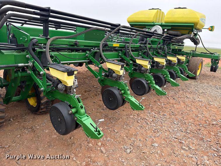image for item ET6050 2015 John Deere DB120 planter