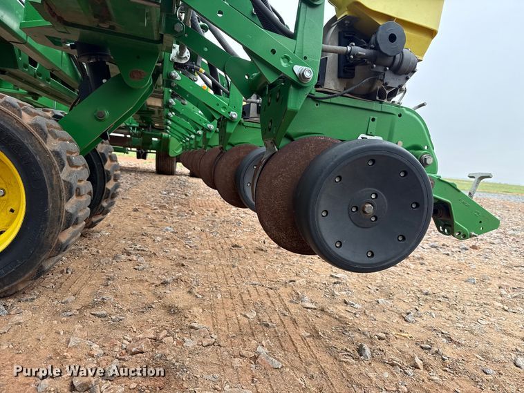 image for item ET6050 2015 John Deere DB120 planter