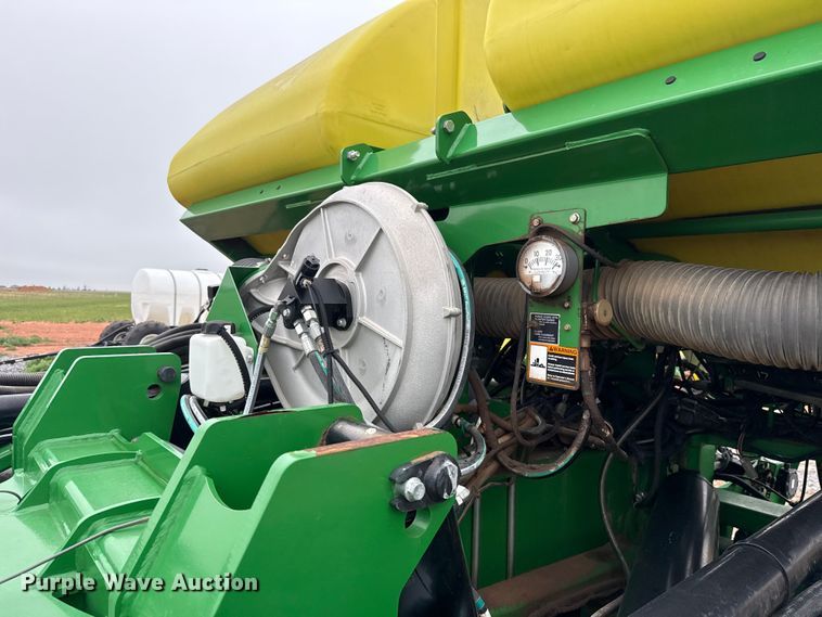 image for item ET6050 2015 John Deere DB120 planter