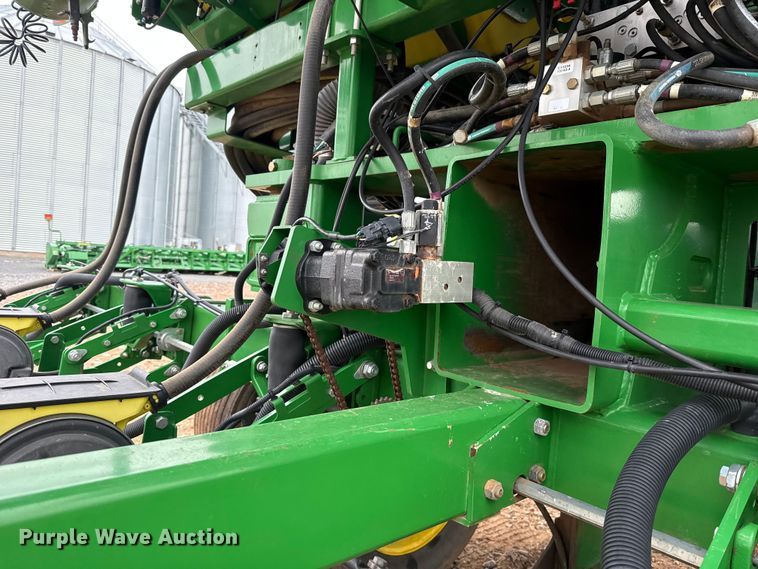 image for item ET6050 2015 John Deere DB120 planter