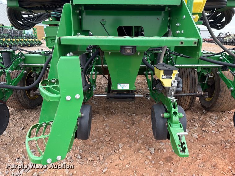 image for item ET6050 2015 John Deere DB120 planter