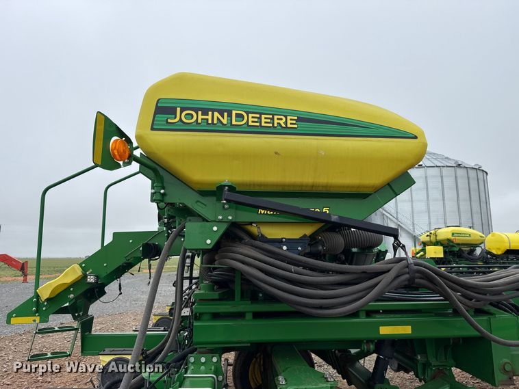 image for item ET6050 2015 John Deere DB120 planter
