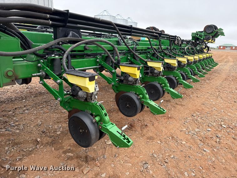 image for item ET6050 2015 John Deere DB120 planter