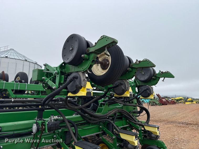image for item ET6050 2015 John Deere DB120 planter