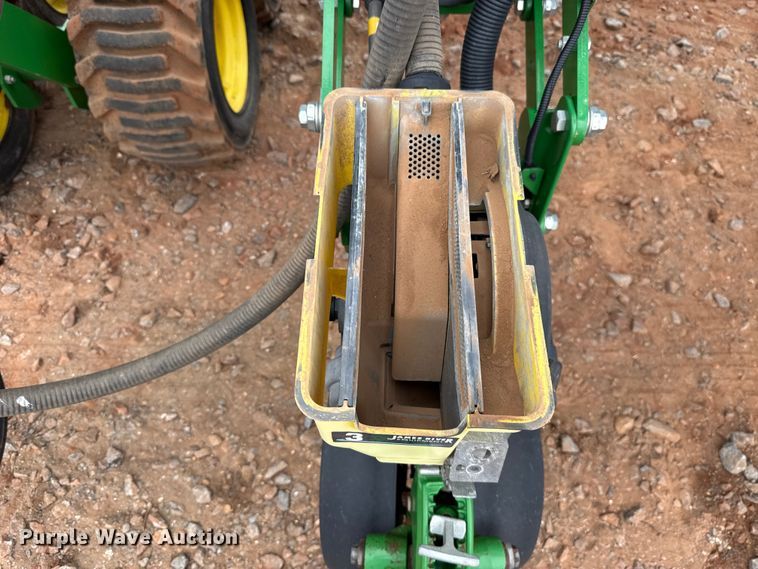 image for item ET6050 2015 John Deere DB120 planter