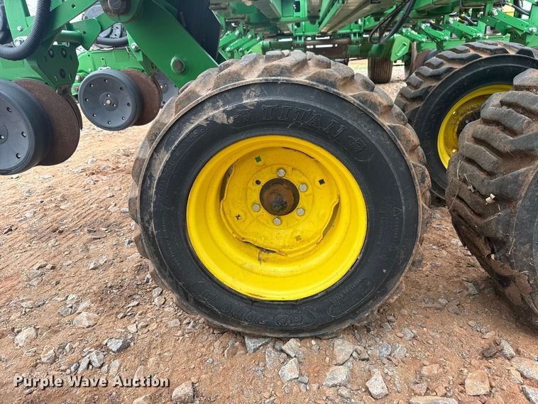image for item ET6050 2015 John Deere DB120 planter