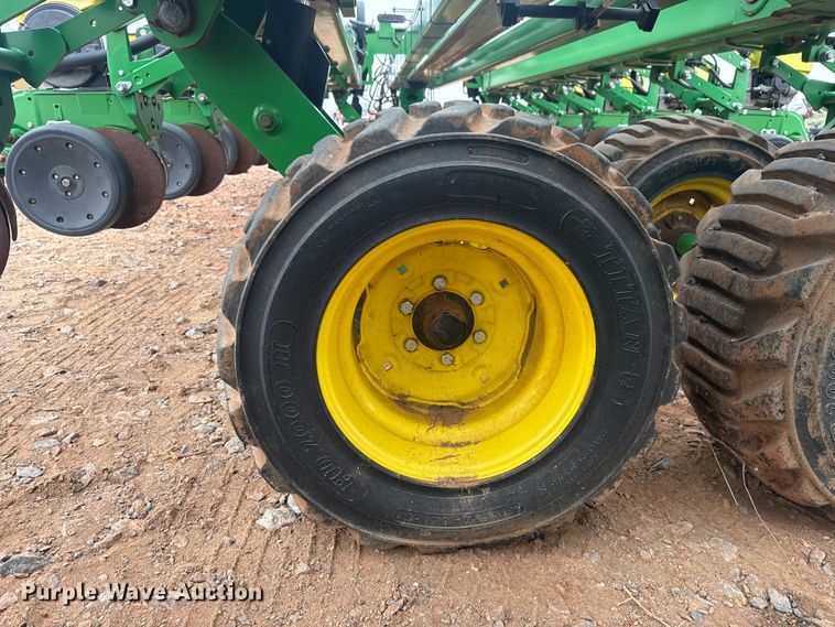 image for item ET6050 2015 John Deere DB120 planter