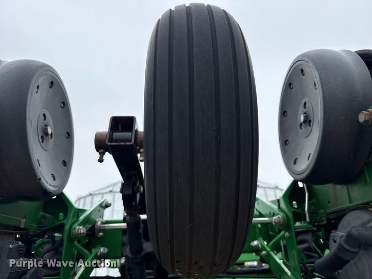 image for item ET6050 2015 John Deere DB120 planter