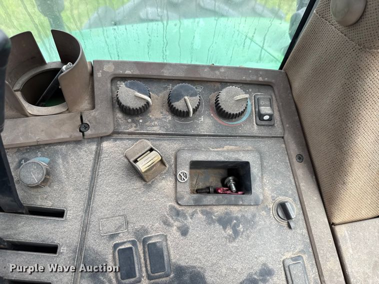 image for item ET6110 2003 John Deere 7810 4WD tractor