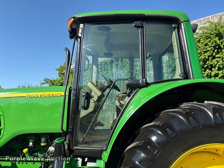 image for item EU0556 2006 John Deere 7320 MFWD tractor