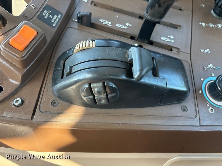 image for item EU0556 2006 John Deere 7320 MFWD tractor