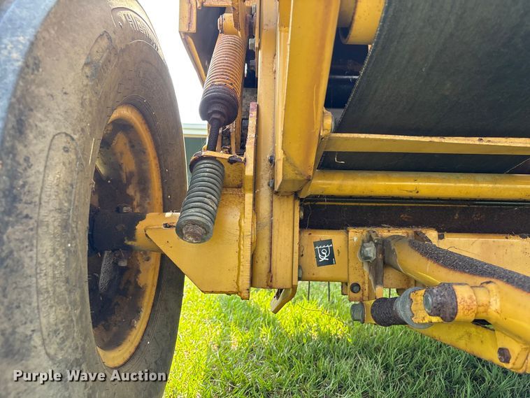 image for item EU0560 2001 Vermeer 554XL round baler