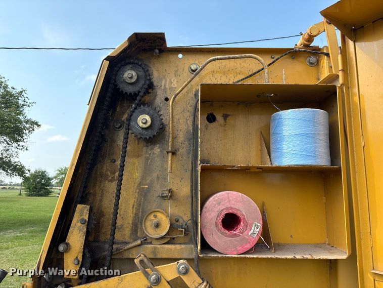 image for item EU0560 2001 Vermeer 554XL round baler