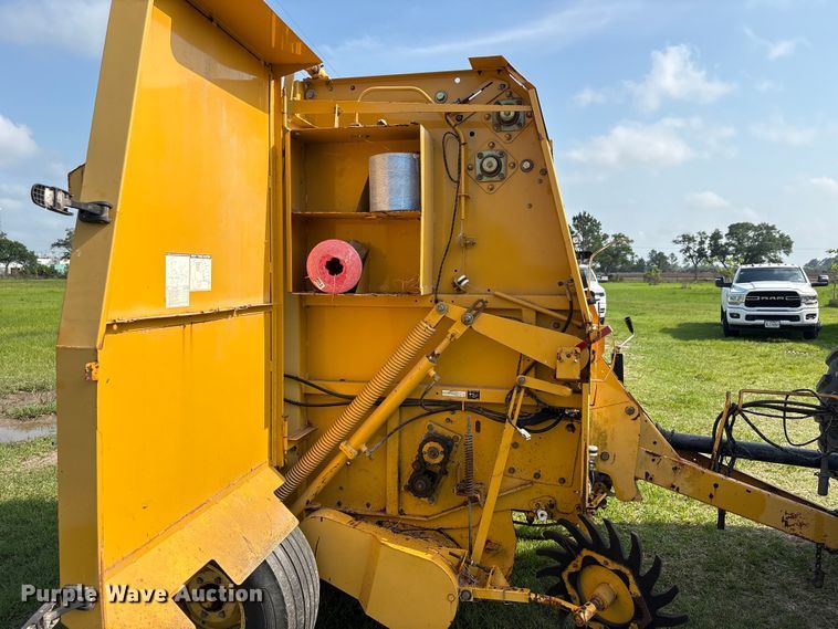 image for item EU0560 2001 Vermeer 554XL round baler