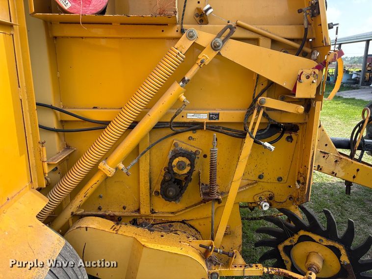 image for item EU0560 2001 Vermeer 554XL round baler