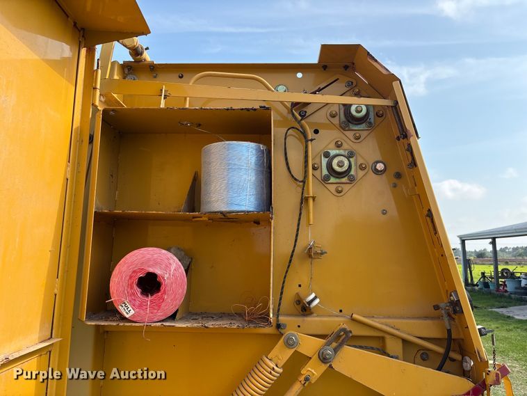 image for item EU0560 2001 Vermeer 554XL round baler