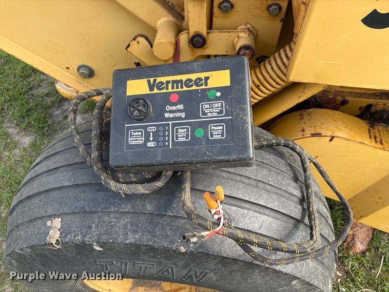 image for item EU0560 2001 Vermeer 554XL round baler