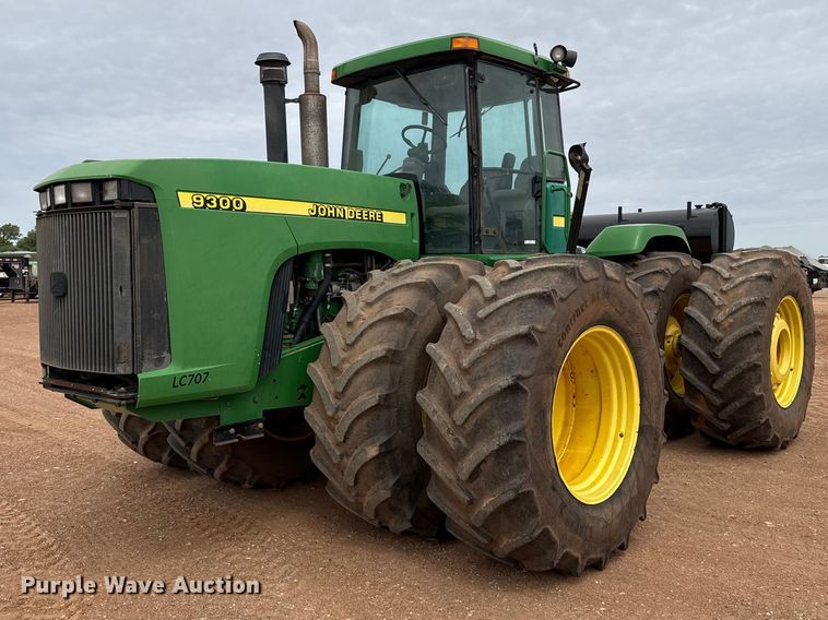 image for item EW4497 2001 John Deere 9300 4WD tractor