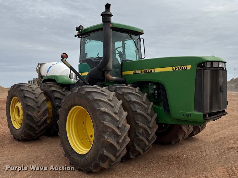 image for item EW4497 2001 John Deere 9300 4WD tractor