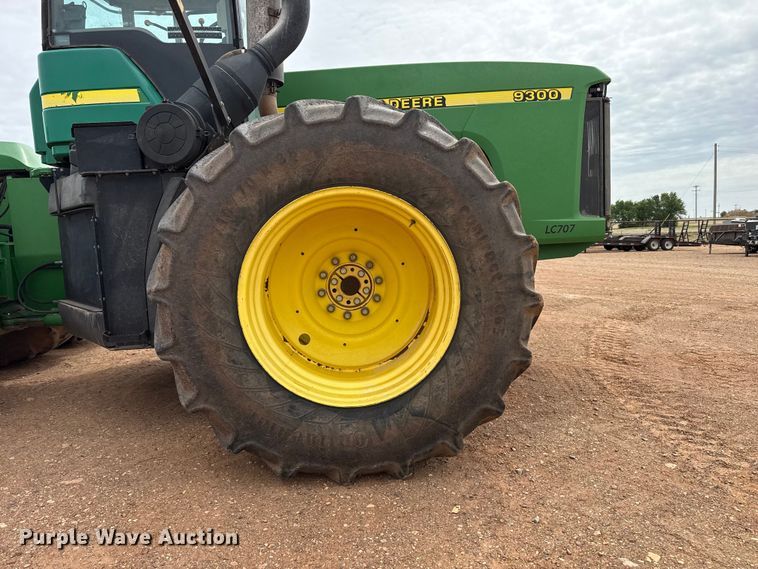 image for item EW4497 2001 John Deere 9300 4WD tractor