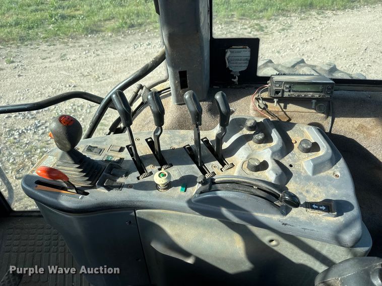 image for item MX9159 2001 New Holland 8870 Genesis 4WD tractor