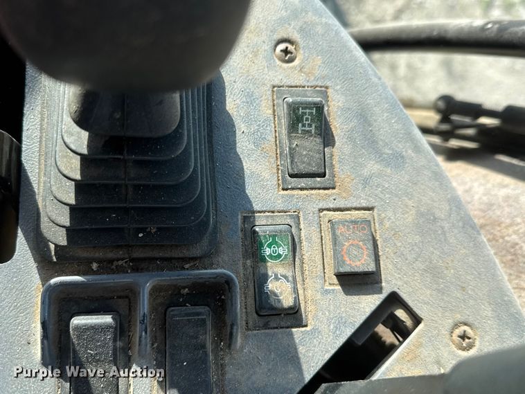 image for item MX9159 2001 New Holland 8870 Genesis 4WD tractor