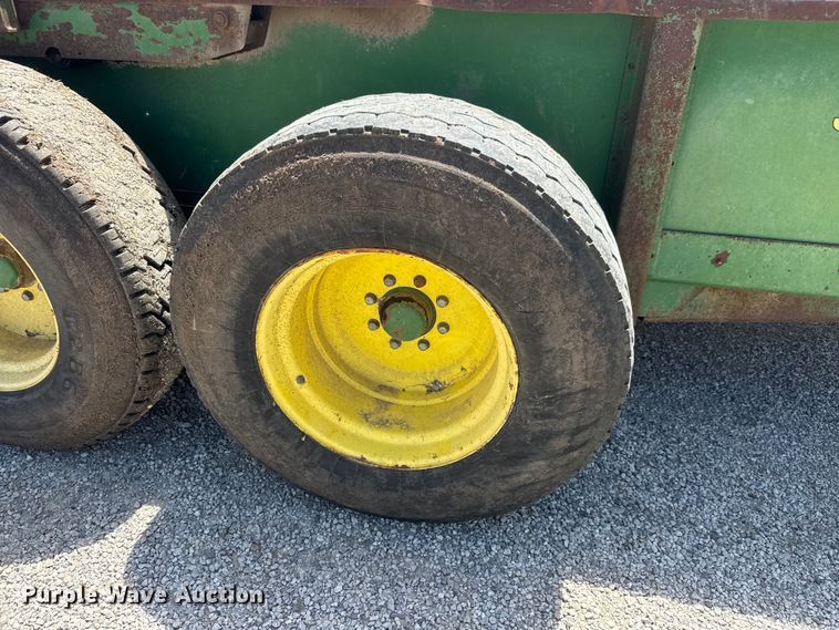 image for item MX9239 John Deere 780 Manure spreader