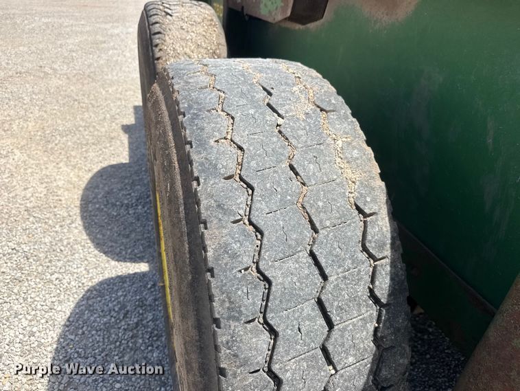 image for item MX9239 John Deere 780 Manure spreader