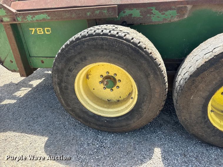 image for item MX9239 John Deere 780 Manure spreader