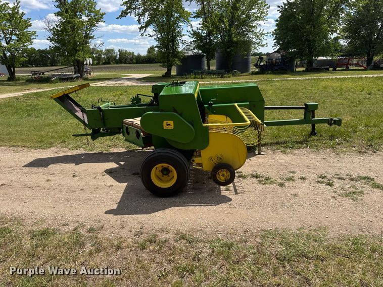 image for item MX9241 John Deere 336 small square baler
